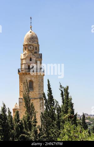 Der Glockenturm an der Basilika Mariä Himmelfahrt in der Abtei der Dormition in Jerusalem, Israel. Stockfoto