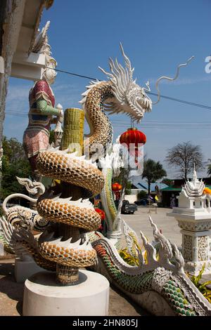 König Thao Westuwan oder Vasavana Kuvera Riesenstatue und chinesischer Drache für thailänder besuchen Respekt beten im Wat Pracha Rat Bamrung oder Rang man temp Stockfoto