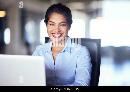 Shes ein motivierter Mitarbeiter. Porträt einer jungen Geschäftsfrau, die im Büro an ihrem Laptop arbeitet. Stockfoto