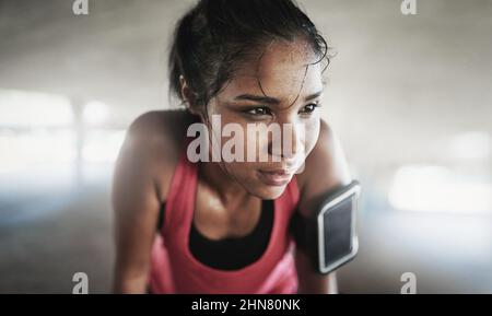 Zeit, um mich fit zu machen. Aufnahme einer jungen Frau, die draußen fit wird. Stockfoto
