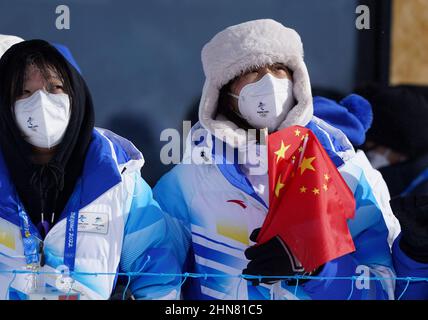 Die Zuschauer beobachten das Frauen-Slopestyle-Finale am 11. Tag der Olympischen Winterspiele 2022 in Peking im Genting Snow Park H & S Stadium in Zhangjiakou, China. Bilddatum: Dienstag, 15. Februar 2022. Stockfoto