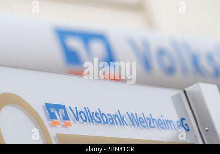 Welzheim, Deutschland. 14th. Februar 2022. Das Logo der Volksbank Welzheim ist auf einem Schild vor dem Sitz der Genossenschaftsbank in der Innenstadt zu sehen. In einem Rechtsstreit stehen Verbraucherzentrale Baden-Württemberg und Volksbank Welzheim vor Gericht. Quelle: Marijan Murat/dpa/Alamy Live News Stockfoto