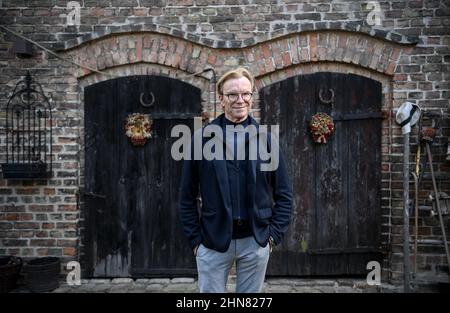 Berlin, Deutschland. 11th. Februar 2022. Wolfgang Lippert, Sänger, Moderator und Entertainer, steht im Innenhof vor seinem Musikstudio während einer exklusiven Fotosession mit der Deutschen Presseagentur dpa. Wolfgang Lippert wird am 16. Februar 70 Jahre alt. Kredit: Britta Pedersen/dpa-Zentralbild/dpa/Alamy Live Nachrichten Stockfoto