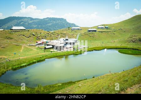 Die schönsten natürlichen Orte in Indien. Faszinierender prashar rishi Tempel in himachal pradesh Stockfoto