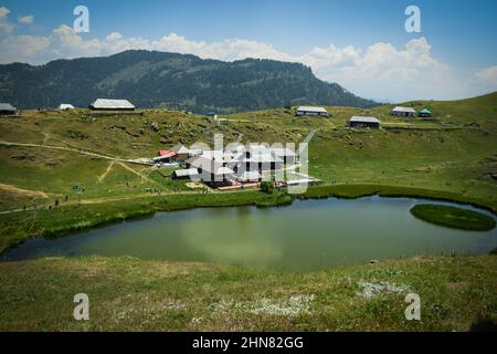 Die schönsten natürlichen Orte in Indien. Wunderbarer prashar rishi Tempel in himachal pradesh Stockfoto