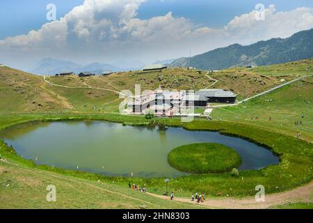 Die schönsten natürlichen Orte in Indien. Erstaunliche prashar rishi Tempel in himachal pradesh Stockfoto