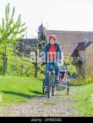 Familie Radfahren am Bodensee im Frühling Stockfoto