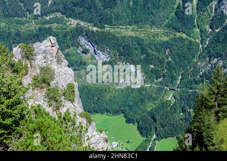 Blick auf das Klostertal mit der Arlbergbahn Stockfoto