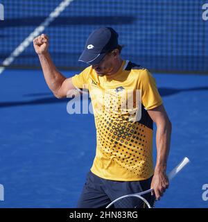 Februar, 14 - Delray Beach: John Millman(AUS) ist hier in Aktion und kehrt zurück, nachdem er den ersten Satz, der Maxime Cressy(USA) 67(2) 76(2) 76(3) während der ersten Runde der Delray Beach Open 2022 von Vitacost in Delray Beach, FL, besiegt hatte. Quelle: Andrew Patron/MediaPunch Stockfoto