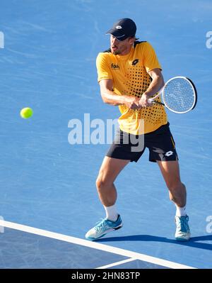 Februar, 14 - Delray Beach: John Millman(AUS) ist hier in Aktion und kehrt zurück, nachdem er den ersten Satz, der Maxime Cressy(USA) 67(2) 76(2) 76(3) während der ersten Runde der Delray Beach Open 2022 von Vitacost in Delray Beach, FL, besiegt hatte. Quelle: Andrew Patron/MediaPunch Stockfoto