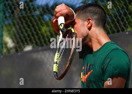 RIO DE JANEIRO, BRASILIEN, 02/13/2022: Spanisch Carlos Alcaraz Ausbildung in Rio de Janeiro. Der Spieler ist derzeit auf Platz 29th und ist einer der Favoriten für die Rio Open 2022, ATP 500 in der Stadt Rio de Janeiro statt. Foto von Bruno Alencastro/ABACAPRESS.COM Stockfoto