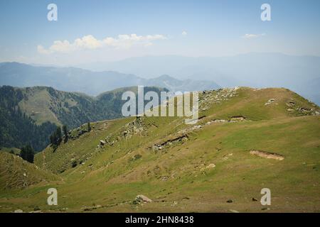 Beste grüne Orte in Indien . schöne prashar rishi Tempel in himachal pradesh Stockfoto