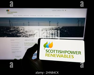 Person, die ein Smartphone mit dem Logo der Firma ScottishPower Renewables (UK) Limited auf dem Bildschirm vor der Website hält. Konzentrieren Sie sich auf die Telefonanzeige. Stockfoto