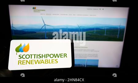 Person mit Mobiltelefon und Logo der Firma ScottishPower Renewables (UK) Limited auf dem Bildschirm vor der Webseite. Konzentrieren Sie sich auf die Telefonanzeige. Stockfoto