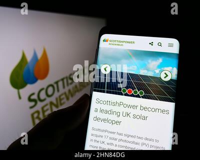 Person mit Smartphone und Website der Firma ScottishPower Renewables (UK) Limited auf dem Bildschirm mit Logo. Konzentrieren Sie sich auf die Mitte des Telefondisplays. Stockfoto