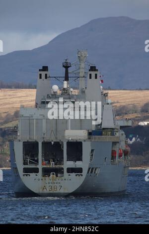 RFA Fort Victoria (A387), eine Fort-Klasse, speichert Schiff und Öler, die vom Royal Fleet Auxiliary betrieben werden, und passiert Gourock auf dem Firth of Clyde. Das Schiff wird hier vor der Küste von Inverclyde auf einer Rückreise nach Glenmallan zur Nachfüllung gesehen. Stockfoto