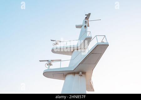 Antenne für die Kommunikation mit Schiffen im Seehafen Stockfoto