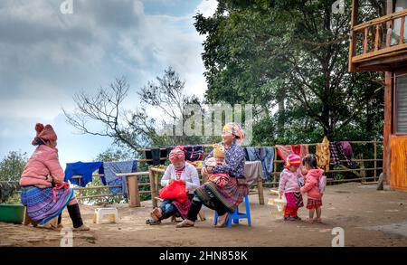 Hang Dong Commune, Provinz Son La, Vietnam, 14. Januar 2022: Szenen von Aktivitäten einer Familie aus einer ethnischen Minderheit von H'mong in Hang Dong Comm am frühen Morgen Stockfoto