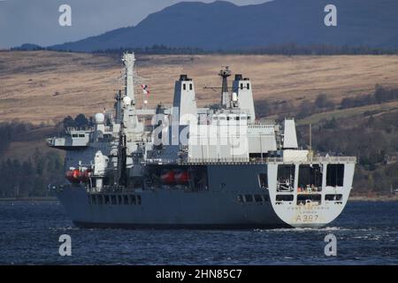 RFA Fort Victoria (A387), eine Fort-Klasse, speichert Schiff und Öler, die vom Royal Fleet Auxiliary betrieben werden, und passiert Gourock auf dem Firth of Clyde. Das Schiff wird hier vor der Küste von Inverclyde auf einer Rückreise nach Glenmallan zur Nachfüllung gesehen. Stockfoto