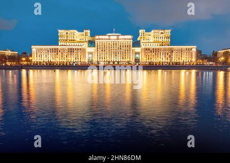 Verteidigungsministerium Gebäude am Abend mit Lichtern und Reflexion im Wasser des Moskwa Flusses. Konzept der Streitkräfte und des politischen Pows Stockfoto