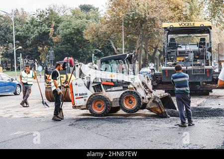 21. Oktober 2021, Thessaloniki, Griechenland: Eine Baustelle mit Arbeitern und schwerem Equipment für die Verlegung von frischem Asphalt auf der Straße der Stadt Thes Stockfoto