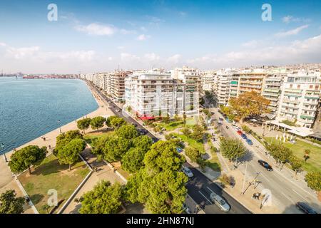 Luftpanorama über die Promenade der Stadt Thessaloniki mit Fassaden von Gebäuden und einem Fußweg entlang des Meeres vom Weißen Turm aus Stockfoto