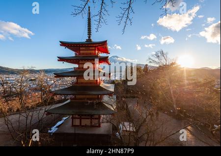 Die letzten Strahlen der untergehenden Sonne leuchtende Berg Fuji und die Churito Pagode auf einem Dezember Winter am Nachmittag. Stockfoto