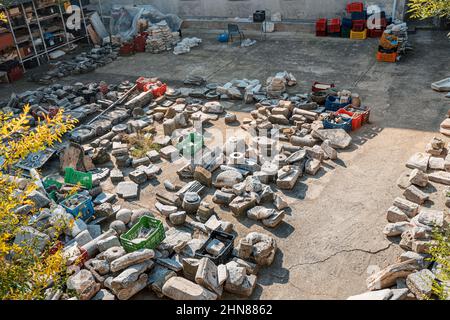 Archäologische Ausgrabungen - Systematisierung und Montage von Artefakten Stockfoto