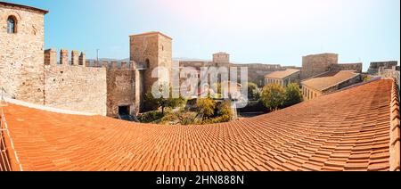 Panoramablick auf die Heptapyrgion oder die byzantinische Festung YediKule und das ehemalige Gefängnis in der Oberstadt Ano Poli in Thessaloniki. Sehenswürdigkeiten in Griechenland Stockfoto