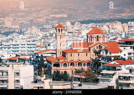 Luftaufnahme der griechischen Kirche der Heiligen Charalampos und Christoforos, die im Morgennebel fliegen. Thessaloniki Religiöse und Reise Sehenswürdigkeiten Stockfoto