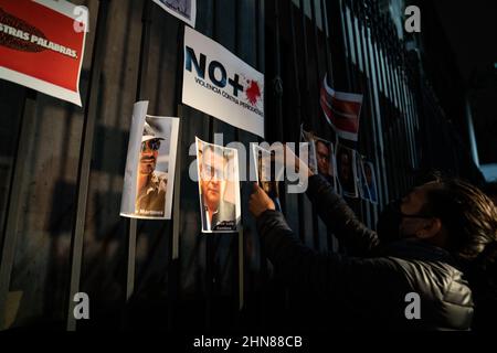 Mexiko-Stadt, Mexiko. 14th. Februar 2022. Ein Mann hängt Bilder von ermordeten Journalisten in Mexiko. Dutzende von Journalisten kamen zusammen, um vor den Büros des Innenministeriums in Mexiko-Stadt zu protestieren. Es war Teil eines gleichzeitigen nationalen Protestes, der nach dem fünften ermordeten Journalisten im Jahr 2022 in ganz Mexiko stattfand. Quelle: Lexie Harrison-Cripps/Alamy Live News Stockfoto