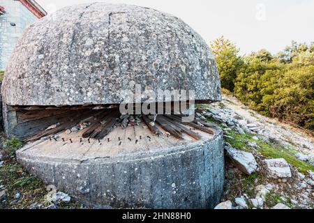 Ein alter zerstörter Verteidigungsbunker des Zweiten Weltkriegs zur Bekämpfung von Faschisten in einer Bergregion in Griechenland Stockfoto