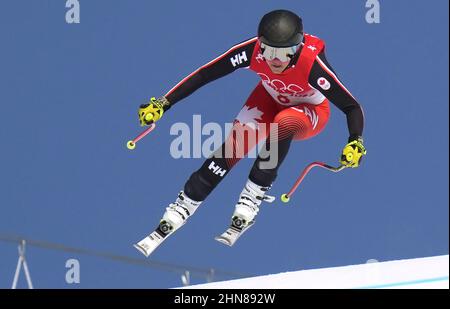 Peking, China. 15th. Februar 2022. Marie-Michele Gagnon aus Kanada fliegt bei den Olympischen Winterspielen in Peking am Freitag, dem 15. Februar 2022, über einen Sprung, um den 8th. Platz in der Abfahrt der Frauen zu erreichen. Foto von Rick T. Wilking/UPI Kredit: UPI/Alamy Live News Stockfoto