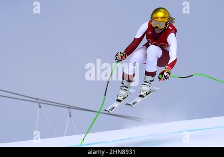 Peking, China. 15th. Februar 2022. Cornelia Huetter aus Österreich fliegt über einen Sprung, der bei den Olympischen Winterspielen in Peking am Freitag, dem 15. Februar 2022, den 7th. Platz in der Abfahrt der Frauen belegt. Foto von Rick T. Wilking/UPI Kredit: UPI/Alamy Live News Stockfoto