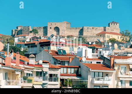 Wohngebäude und Hotels in der Gegend von Anopoli oder der oberen Stadt Thessaloniki mit einem hohen Hügel, auf dem die Heptapyrgion byzantinischen Forres Stockfoto