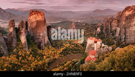 Panoramablick auf die berühmten Meteora fliegenden Klöster in Griechenland bei Sonnenaufgang. Eine Reise zu den Wundern der Welt. Besuchen Sie Touristenattraktionen und Stockfoto