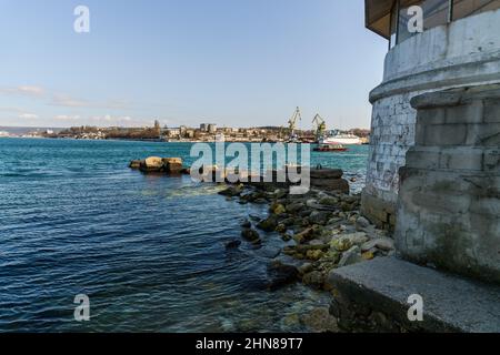 Sewastopol, Krim - 14. März 2021: Blick auf die Südbucht im Frühjahr Stockfoto