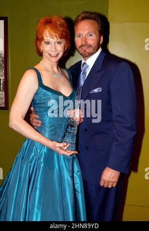 Reba McEntire mit ihrem Mann/Manager Narvel Blackstock in ihrer Garderobe kurz nach dem Ende der Academy of Country Music Awards 37th.2002 Credit: Ron Wolfson / Rock Negatives / MediaPunch Stockfoto