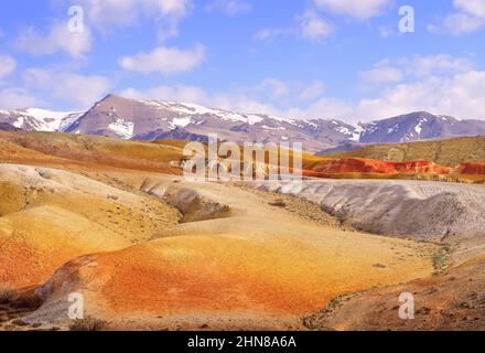 Mars im Altai-Gebirge. Der Hang der Flussterrasse mit der Exposition von bunten Tonen und Siltsteinen unter dem blauen Himmel ist ein geologischer Attr Stockfoto