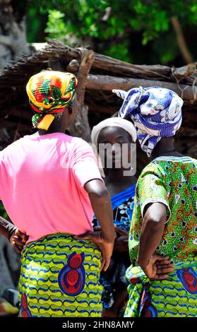 Burkinische Frauen tragen auf einem lokalen Markt in Zentral-Burkina Faso Coloful-Kleidung. Stockfoto