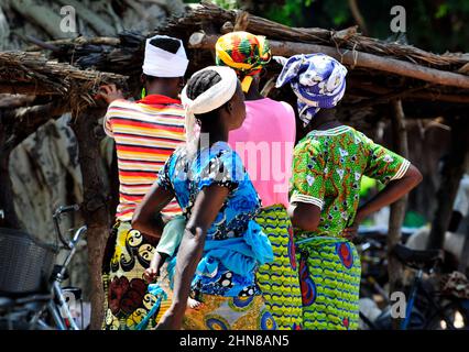 Burkinische Frauen tragen auf einem lokalen Markt in Zentral-Burkina Faso Coloful-Kleidung. Stockfoto