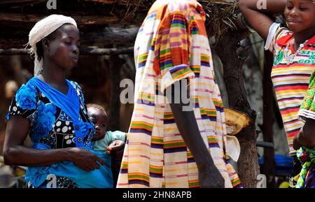 Burkinische Frauen tragen auf einem lokalen Markt in Zentral-Burkina Faso Coloful-Kleidung. Stockfoto