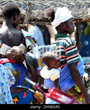 Burkinische Frauen tragen auf einem lokalen Markt in Zentral-Burkina Faso Coloful-Kleidung. Stockfoto