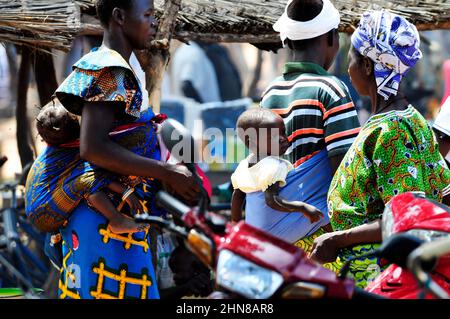 Burkinische Frauen tragen auf einem lokalen Markt in Zentral-Burkina Faso Coloful-Kleidung. Stockfoto