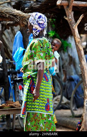 Burkinische Frauen tragen bunte Kleidung auf einem lokalen Markt in Zentral-Burkina Faso. Stockfoto