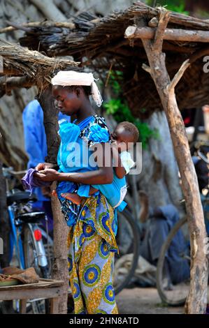 Burkinische Frauen tragen auf einem lokalen Markt in Zentral-Burkina Faso Coloful-Kleidung. Stockfoto