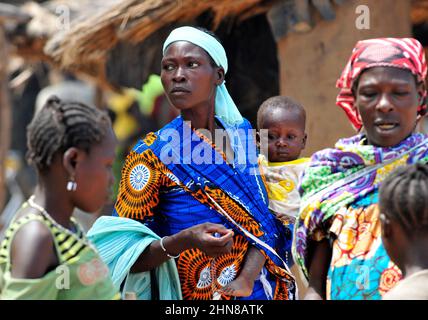 Burkinische Frauen tragen auf einem lokalen Markt in Zentral-Burkina Faso Coloful-Kleidung. Stockfoto