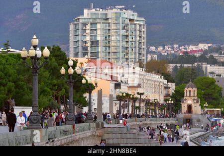 Jalta, Krim, Russland-10.25.2019: Urlauber gehen entlang der Hauptpromenade von Jalta-der Hauptstadt der Südküste der Krim. Touristenattraktion, Stockfoto