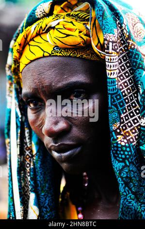 Eine Frau mit traditioneller Gesichtsvernarbung aus dem Grenzgebiet von Burkina Faso und Niger. Stockfoto