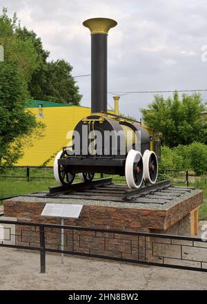 Nowosibirsk, Sibirien, Russland - 05.25.2020: Modell einer der ersten Dampflokomotiven, die 1814 von Vater und Sohn Tscherepanow in Russland hergestellt wurden. Monumen Stockfoto